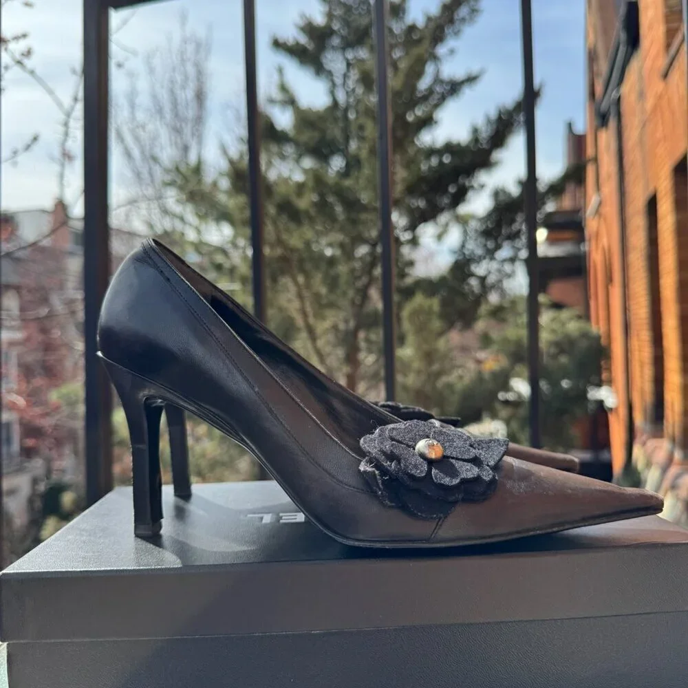 Vintage Chanel Classic Pump Black Camellia Flower Pointed Toe Heels Black 7